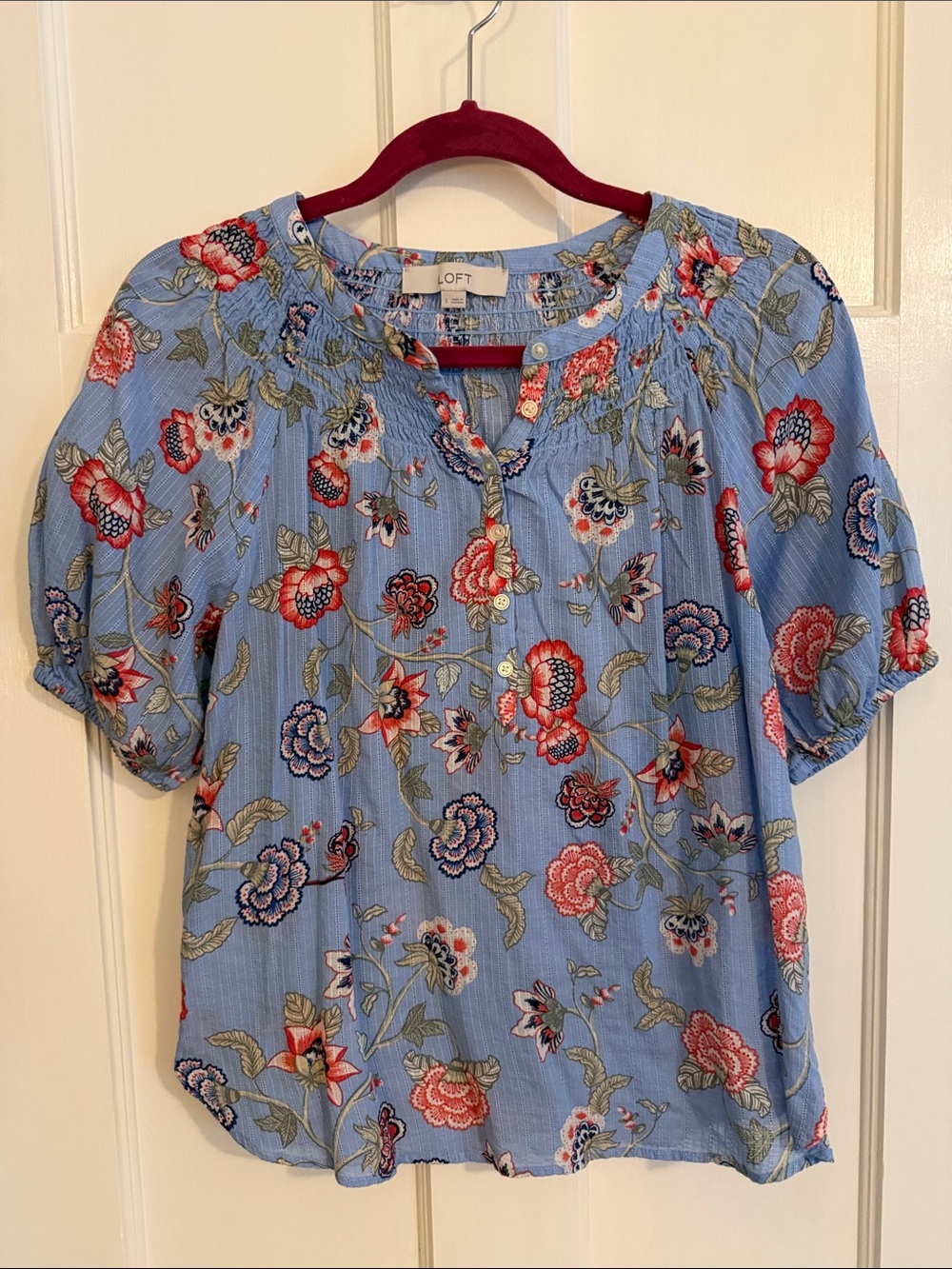 🌸Loft blue floral peasant top with smocking and puff sleeves. Size S.